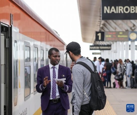 5月31日，在蒙內(nèi)鐵路內(nèi)羅畢站，乘務(wù)員為乘客檢票。新華社記者 李亞輝 攝