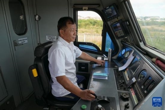 5月31日，在蒙內(nèi)鐵路內(nèi)羅畢站，機(jī)車駕駛員蔣立平在即將開(kāi)往蒙巴薩的E2次列車上進(jìn)行準(zhǔn)備工作。新華社記者 楊光 攝