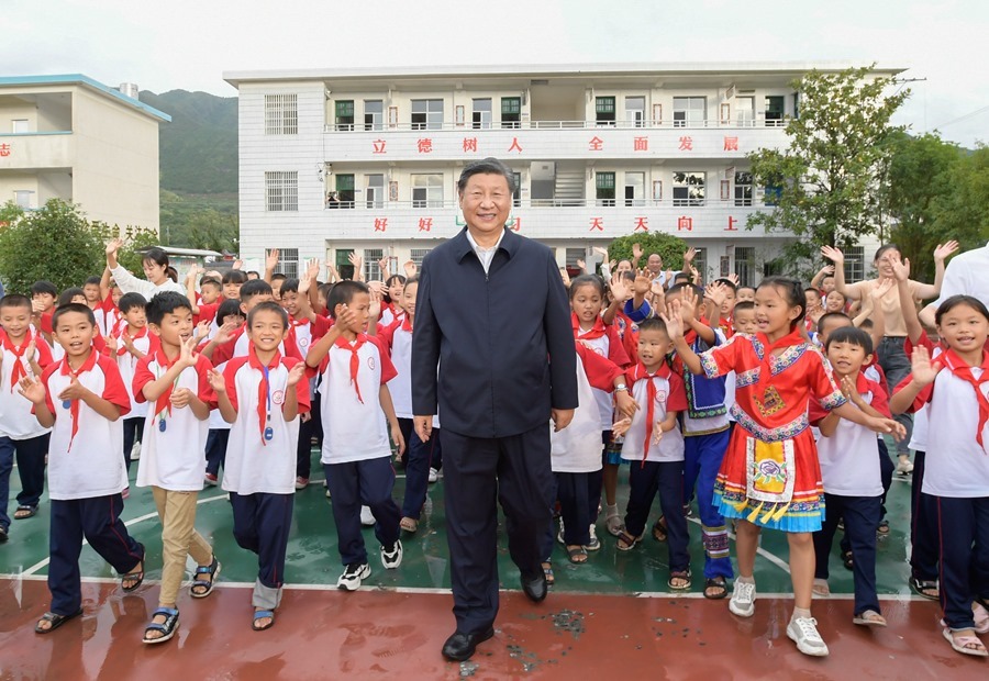 2020年9月16日，在湖南郴州市汝城縣文明瑤族鄉(xiāng)第一片小學(xué)，師生們簇擁著習(xí)近平總書記步出校園。新華社記者 李學(xué)仁 攝