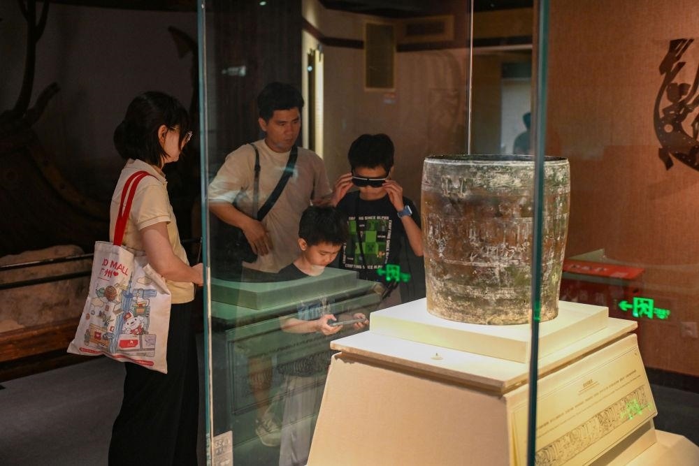 △2025年5月18日，游客在廣東廣州南越王博物院（王墓展區(qū)）體驗(yàn)AR眼鏡智慧導(dǎo)覽服務(wù)。