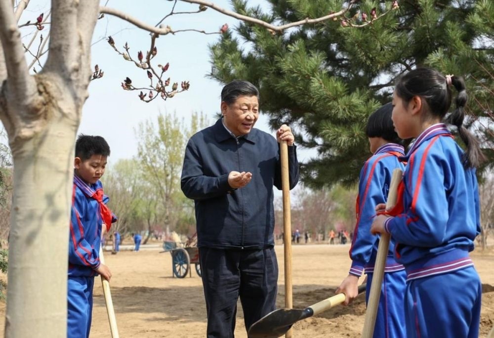 2019年4月8日，習(xí)近平總書記參加首都義務(wù)植樹活動。這是習(xí)近平總書記同少先隊員在一起。新華社記者 鞠鵬 攝