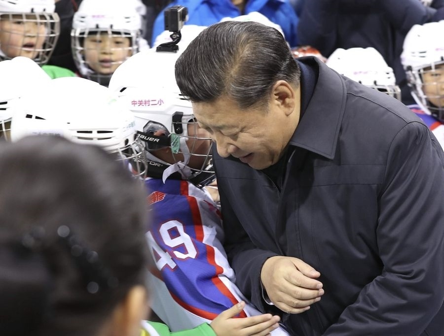2017年2月24日，習(xí)近平總書記在北京五棵松體育中心考察時同青少年冰球愛好者“撞肩”，表示相互問候。新華社記者 丁林 攝
