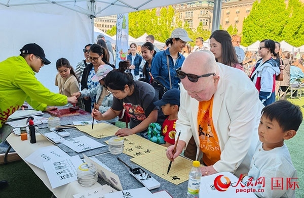 書法體驗。人民網(wǎng)記者 殷淼攝