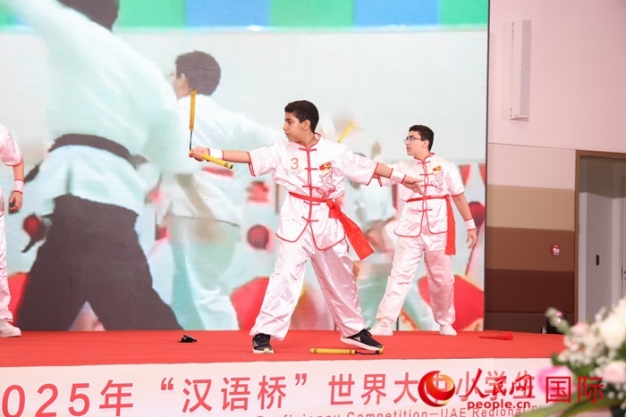 雙節(jié)棍表演。人民網(wǎng)記者任皓宇攝