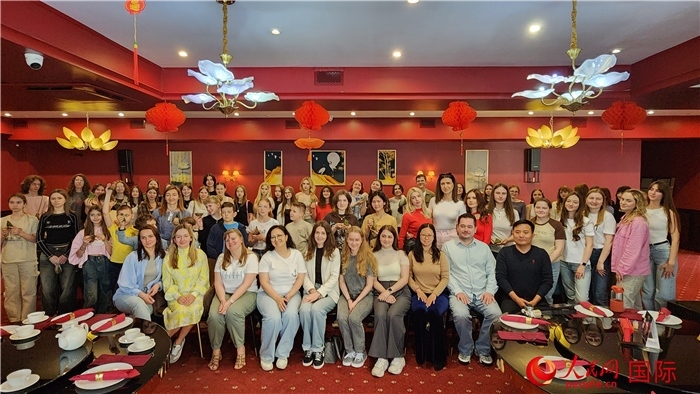 “慶端午學(xué)中文”活動(dòng)全體合照。人民網(wǎng)記者蔡子暢攝