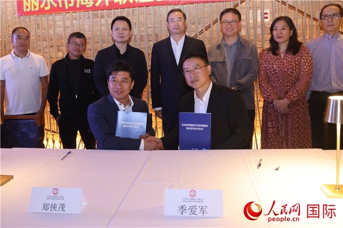 浙江省青田華僑實驗高級中學(xué)與巴西里約中國國際學(xué)校在座談會上締結(jié)為友好學(xué)校，青田縣人民政府僑務(wù)辦公室主任季愛軍和擔(dān)任巴西里約中國國際學(xué)校董事長的鄭俠茂作為代表簽署協(xié)議。 人民網(wǎng)記者 時元皓攝