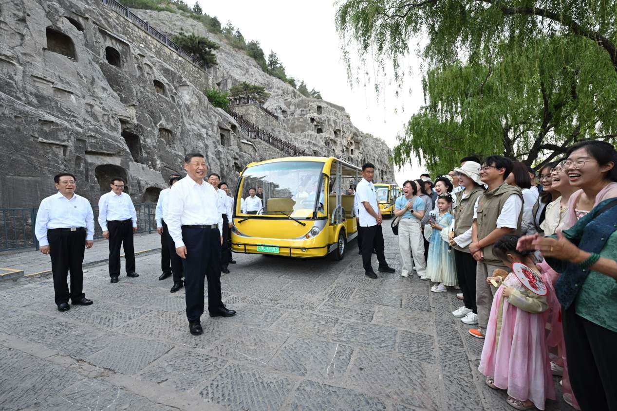 5月19日，習(xí)近平在洛陽龍門石窟考察時，同游客親切交流。