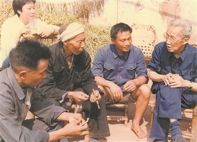 侯光炯（右一）和農(nóng)民在一起親切交流。 西南大學(xué)檔案館供圖
