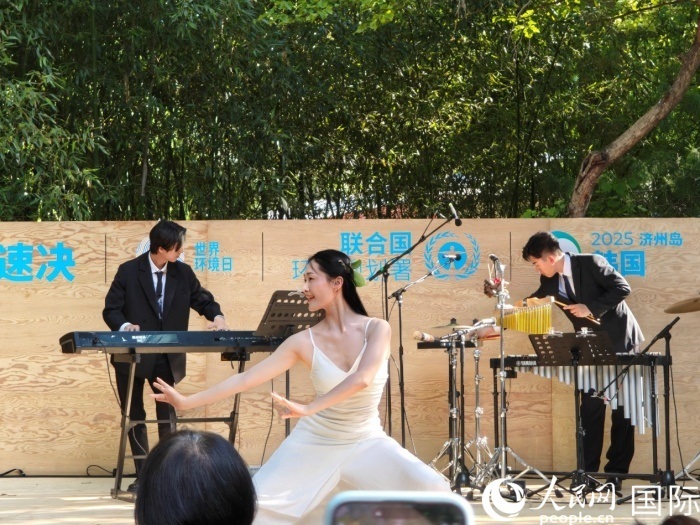 《舞，自然》舞蹈表演。人民網(wǎng)記者 李明攝