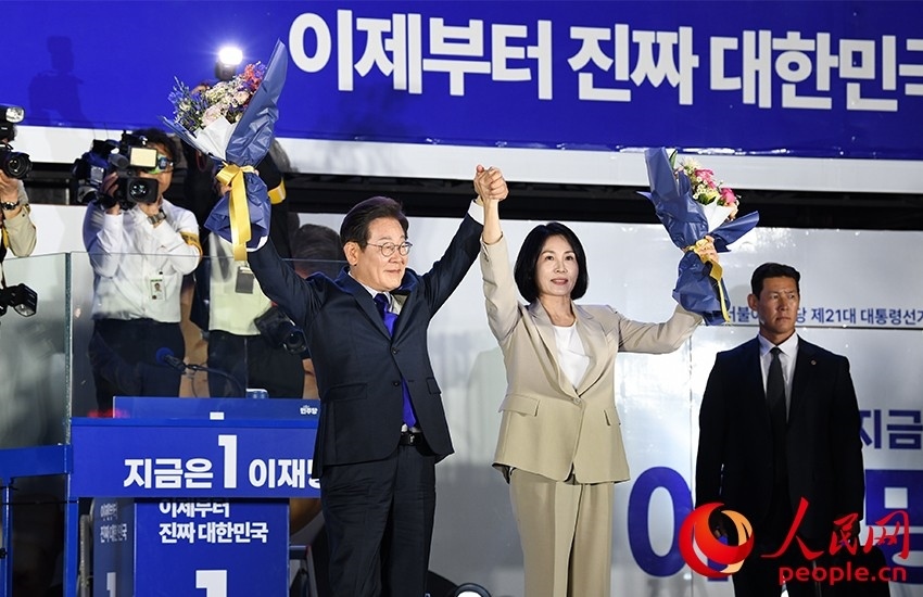 6月4日凌晨，確定當(dāng)選韓國總統(tǒng)的李在明舉手向歡呼的支持者們致意。 人民網(wǎng) 康炯彬攝