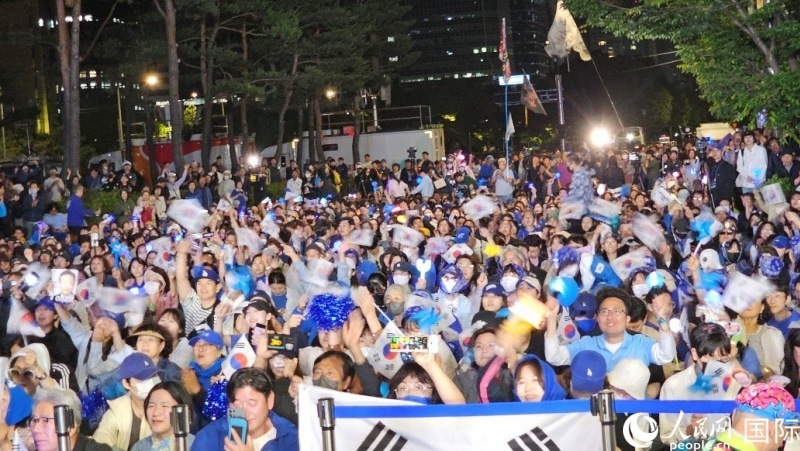 當(dāng)?shù)貢r(shí)間4日凌晨，李在明支持者們聚集在國(guó)會(huì)前等待計(jì)票結(jié)果。人民網(wǎng) 柳美鉉攝