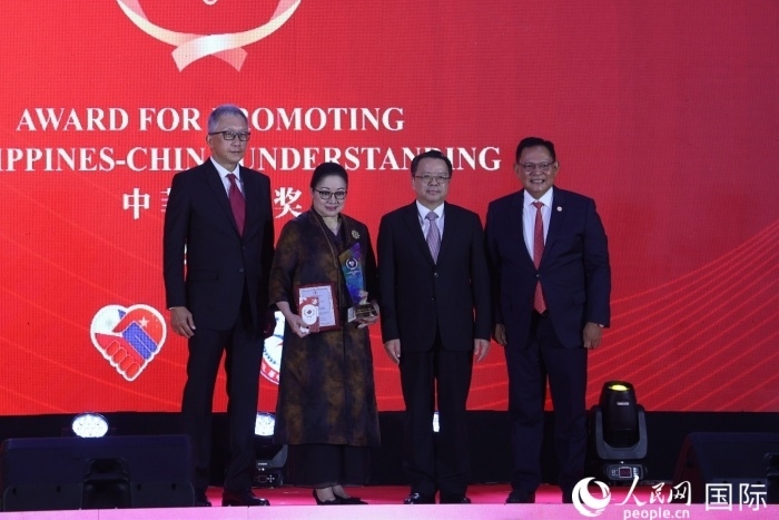 菲律賓前參議員許爾琦榮獲“終身成就獎”。人民網(wǎng)記者 樊帆攝